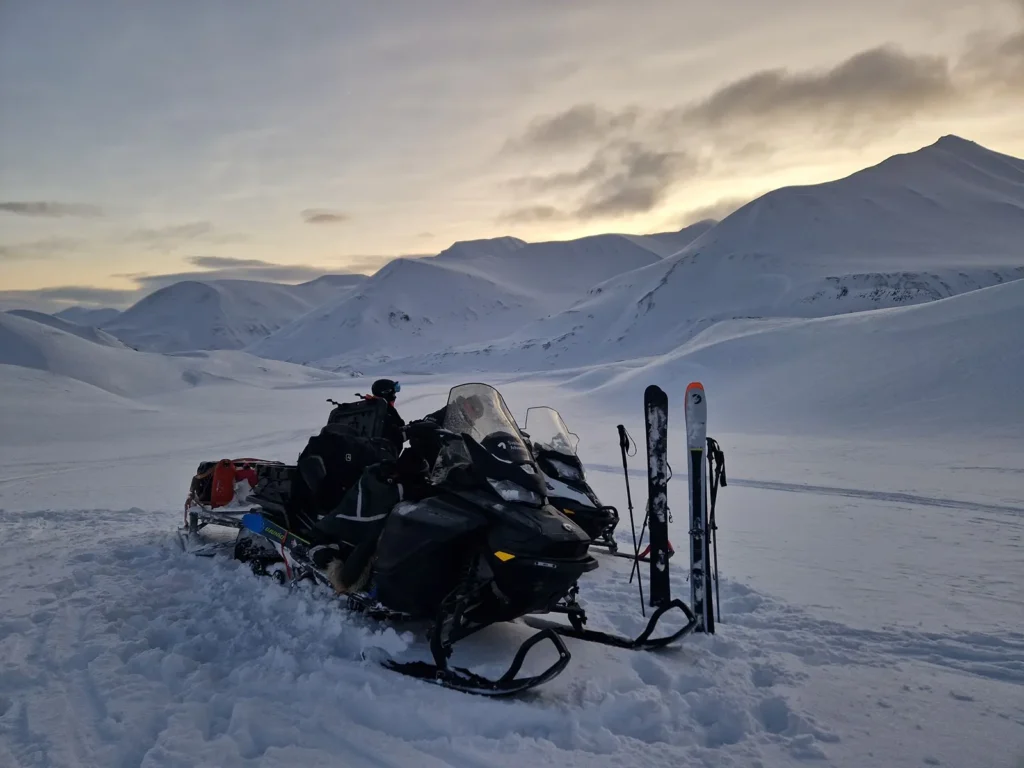 Experience the Svalbard with ski and snowmobile