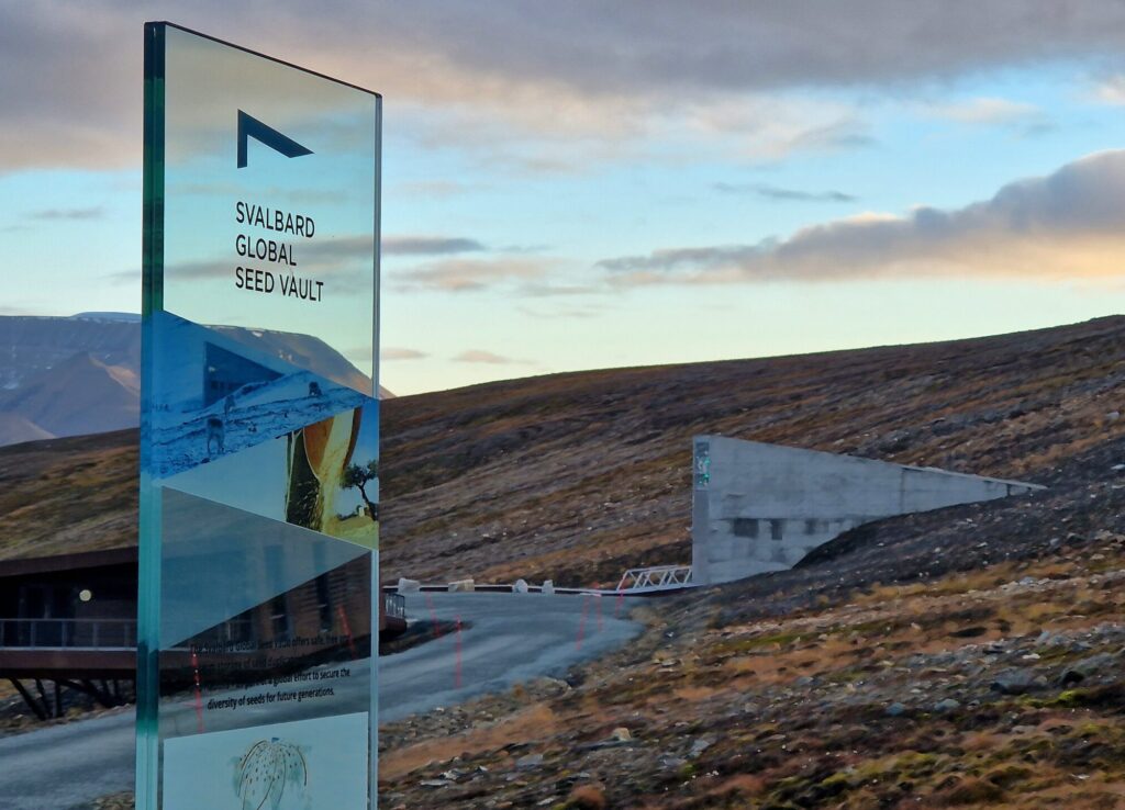 Visit the GLobal Seed Vauul and iconic places in Longyearbyen on Svalbard