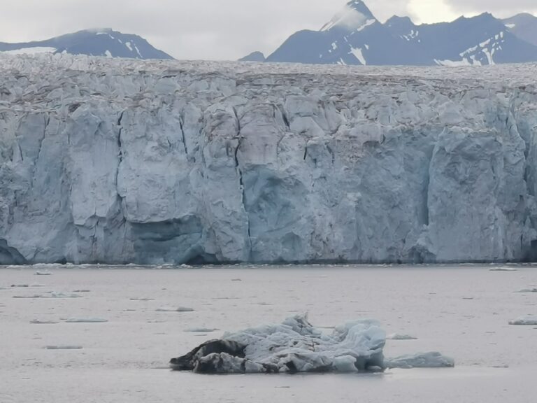 Visit a glacier on a polarcircle boat tour on Svalbard