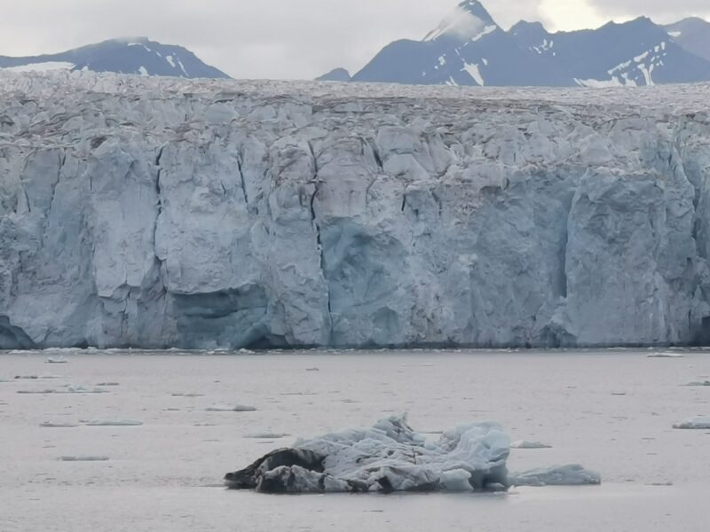 Visit a glacier on a polarcircle boat tour on Svalbard