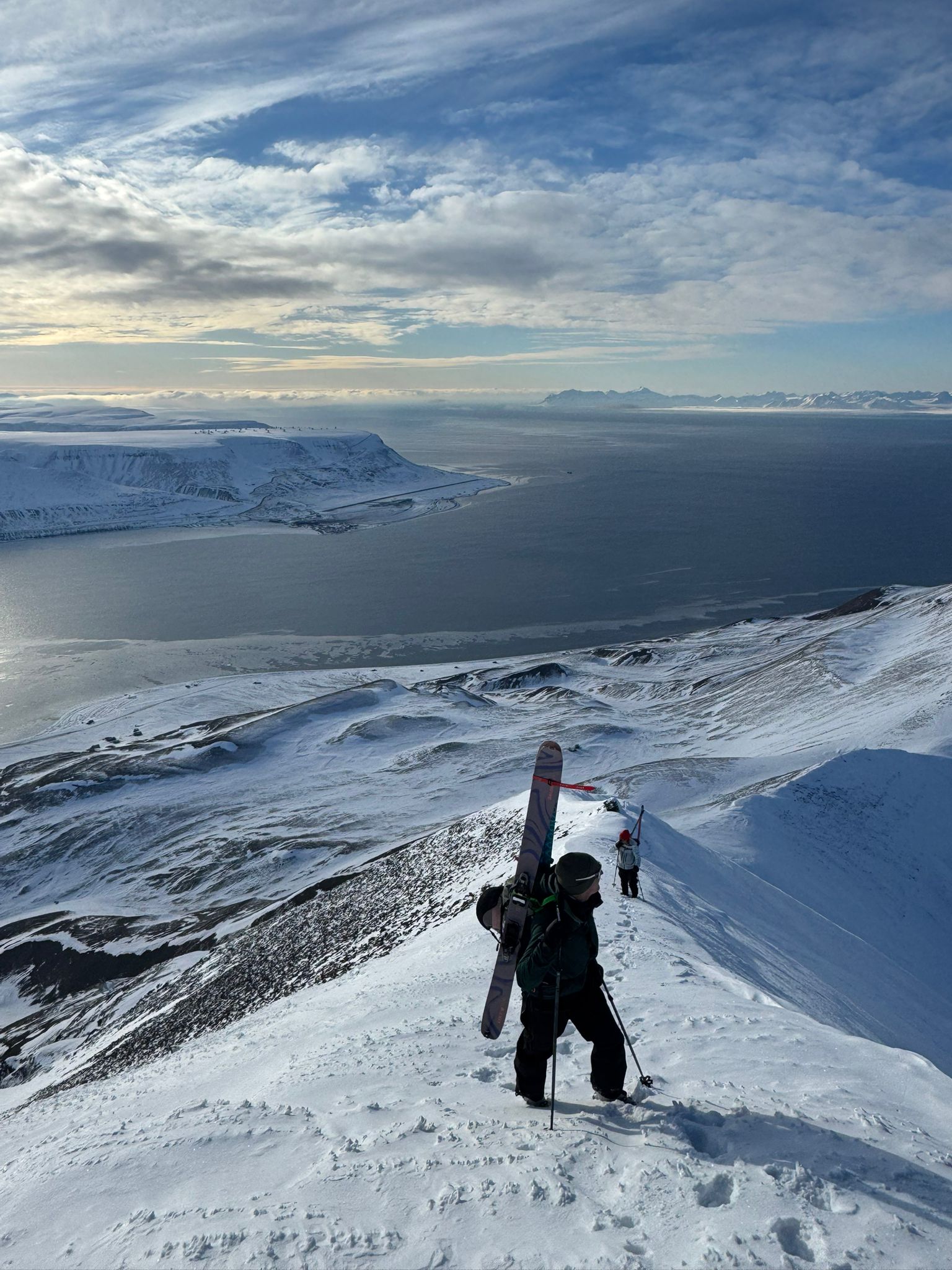 Explore ski touring in the norternmost town in Svalbard with Backyard Svalbard. Photo by Brage