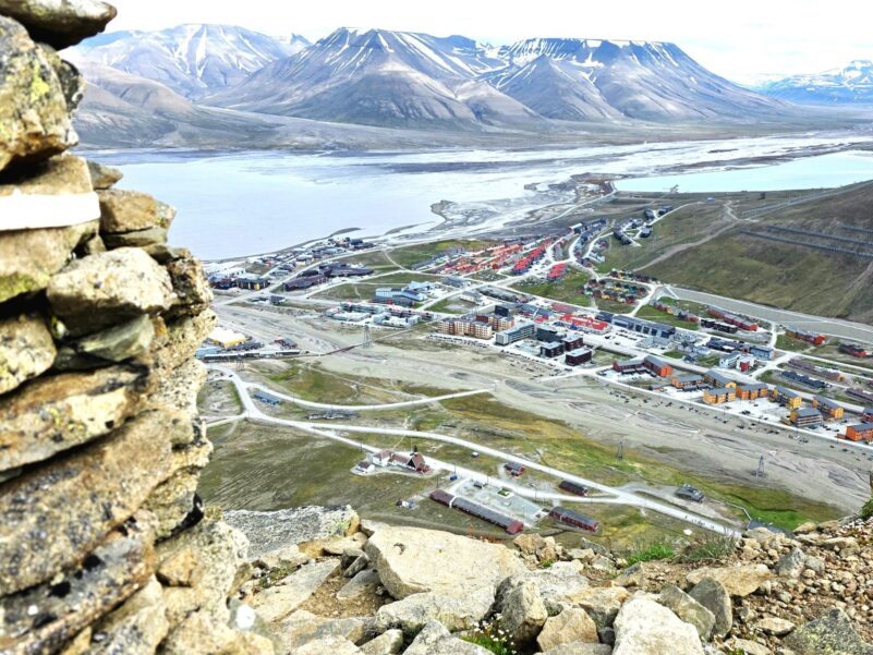 The panoramic view of Longyearbyen, the fjord and mountains next to the cairn from the top of Platafjellet mountain