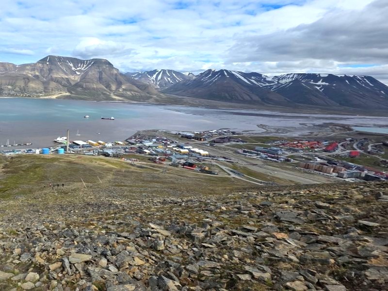 The climb to Platfåfjellet during summer is in rocky terrain but beautiful views of Longyearbyen and Svalbard