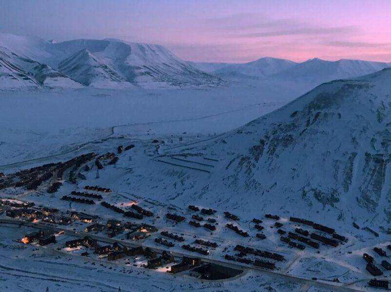 The pink colors from the top of Platafjellet in Longyearbyen.