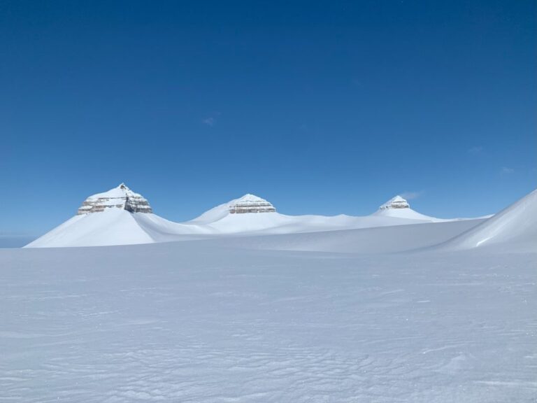 Ski expedition past Tre kroner (three wifes) named svea, nora og dana