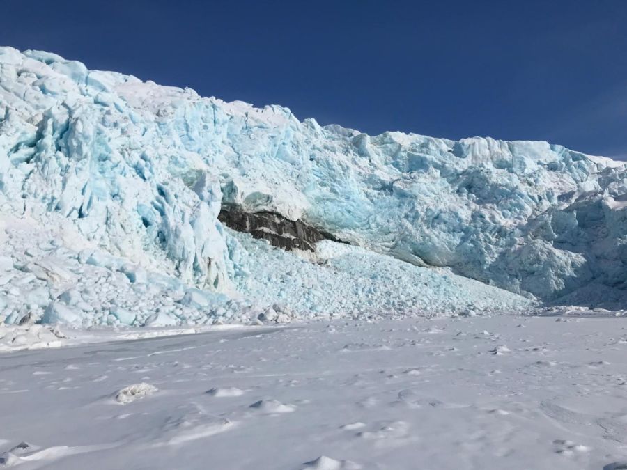 A stop in front of Nordenskiöld gletscher front on our guided snowmobile expedition on Svalbard