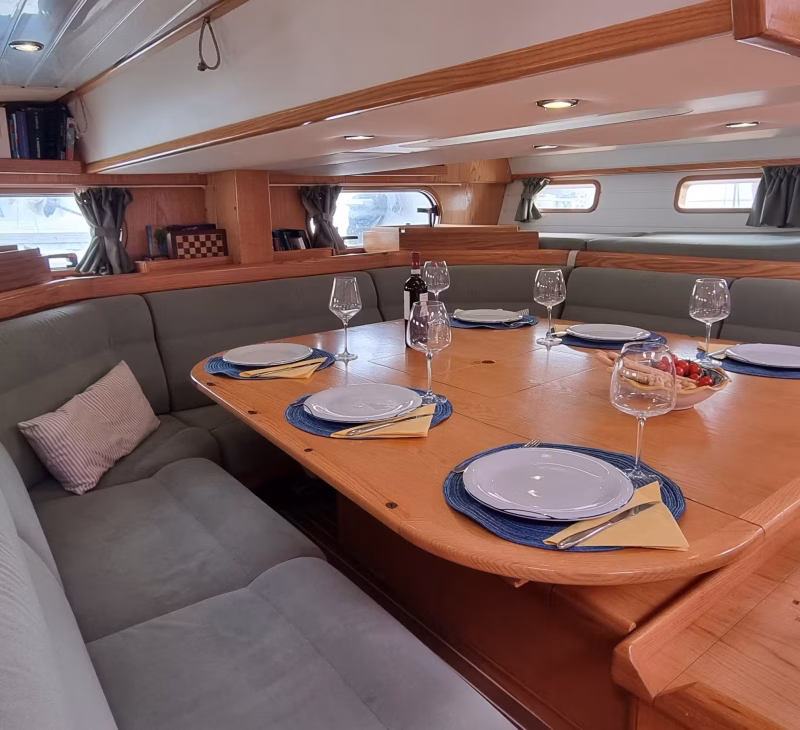 Experience Svalbard sailing from fjord to fjord